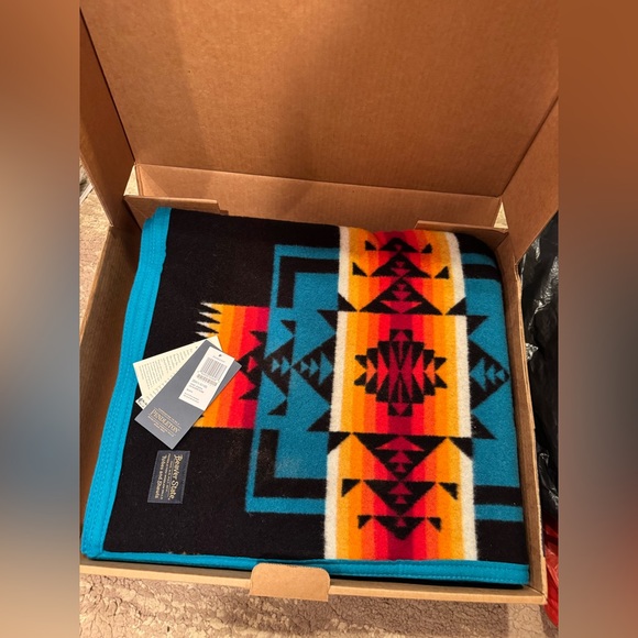 Pendleton Chief Joseph Jacquard Robe Black64x80 with box